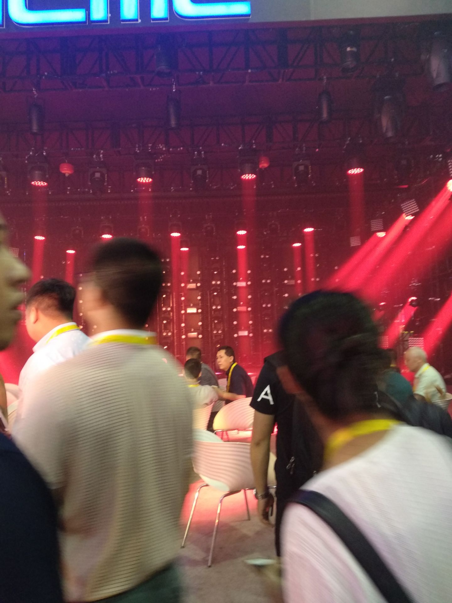 2018年廣州國際燈光音響展各商家的舞臺(tái)燈光設(shè)備精彩紛呈展現(xiàn)效果圖